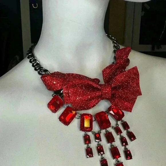 Betsy Johnson Christmas Holiday sparkly red pave crystals bows necklace. - Picture 5 of 10